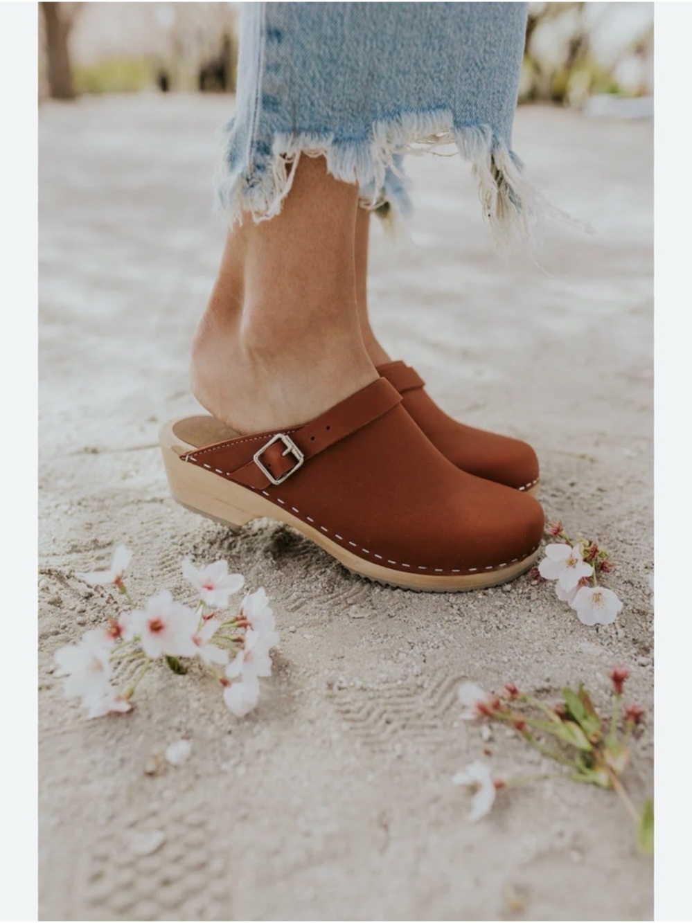 Irregular/Flaws/Women's Brown Suede Clog Mule with Buckle Strap